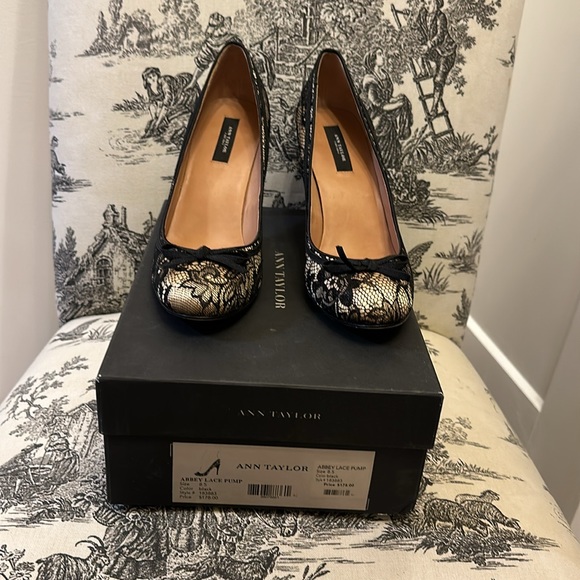 Ann Taylor Abbey Black Lace Pump, sz 8.5, champagne satin under black lace - Picture 6 of 7